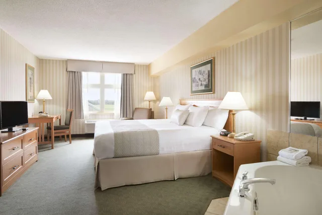 غرفة ثلاثية بسرير كينج، Days Inn By Wyndham Orillia 1/1