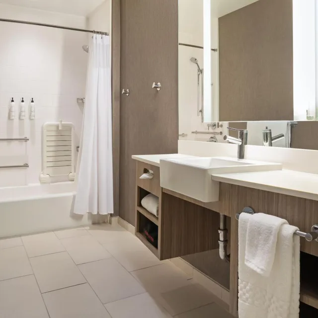 جناح بسريرين كوين مع سرير سحّاب إضافي مع أريكة لذوي الإعاقة، SpringHill Suites by Marriott West Sacramento 10/10