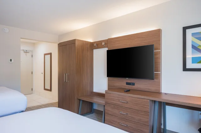 Room, 2 Queen Beds, Holiday Inn Express Grover Beach 4/5