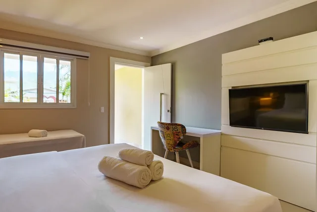 غرفة رباعية بسرير مزدوج وسريرين منفصلين، Pousada Apple House Paraty 2/8