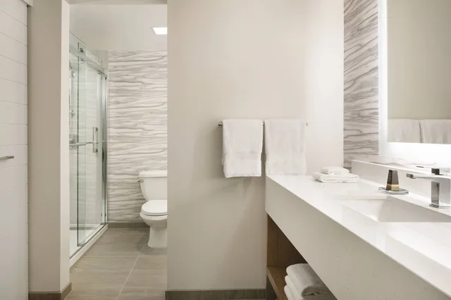 جناح جونيور بسرير كينج بإطلالة على البحر بشرفة مع أريكة، Waikiki Beach Marriott Resort and Spa 8/9