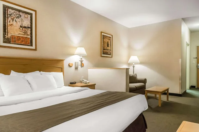 غرفة بسرير كينج لذوي الإعاقة، Rodeway Inn & Suites Tomahawk 3/5