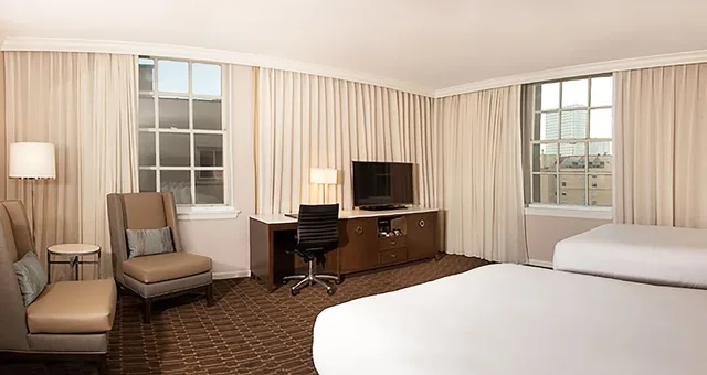 غرفة بسريرين مزدوجين بحوض استحمام لذوي الإعاقة، Hilton New Orleans/St. Charles Avenue 2/4
