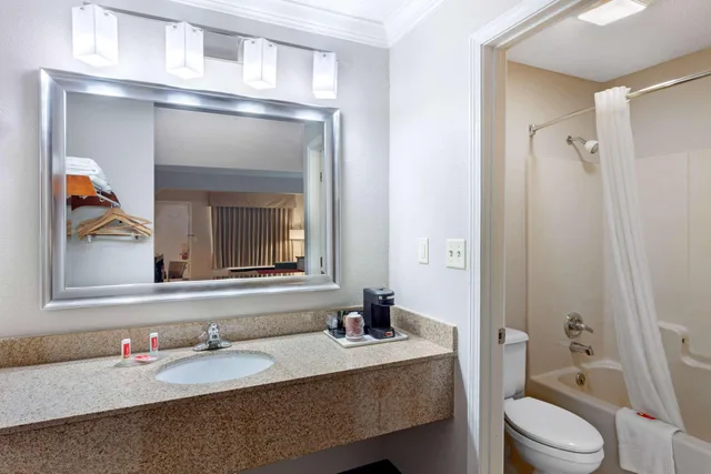 غرفة بسرير كينج لذوي الإعاقة، Econo Lodge Byron - Warner Robins 2/2