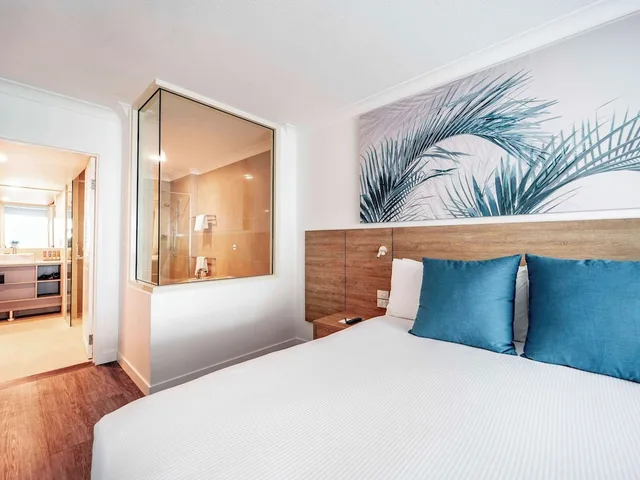 غرفة ديلوكس بسرير كينج بإطلالة على المسبح، Novotel Cairns Oasis Resort 4/10