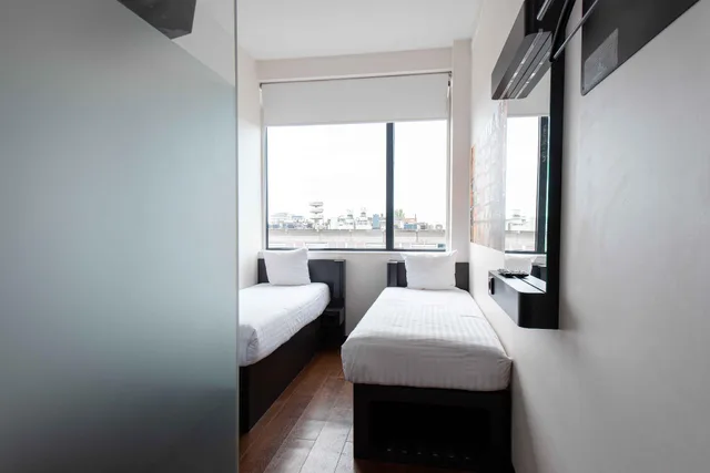 غرفة اقتصادية بسريرين منفصلين، easyHotel Amsterdam City Centre 1/2