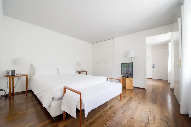 جناح جونيور بسرير كوين مع أريكة، Der Teufelhof Basel 2/3
