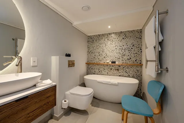 Room, King Bed, Mountain and Sea View، The Bay Hotel 7/7