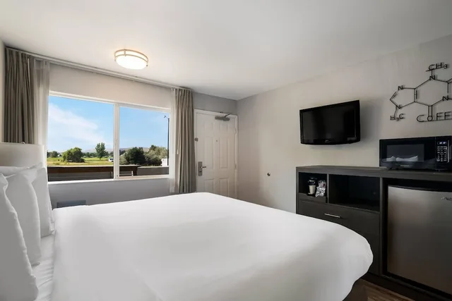 غرفة قياسية بسرير كينج بإطلالة على النهر، Richland Riverfront Hotel, Ascend Hotel Collection 3/7