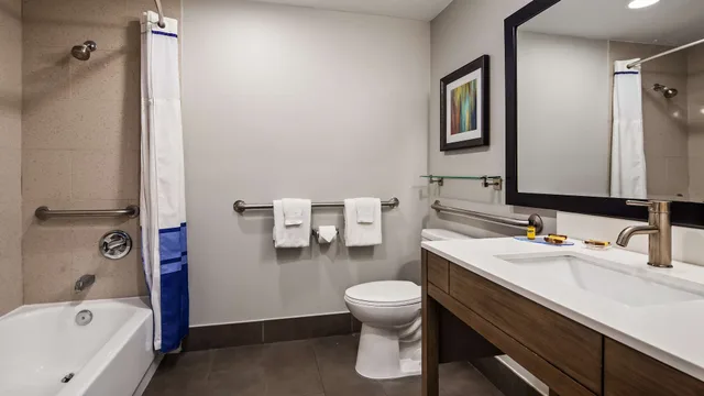 غرفة قياسية بسرير كينج، Best Western Plus Downtown North 4/4
