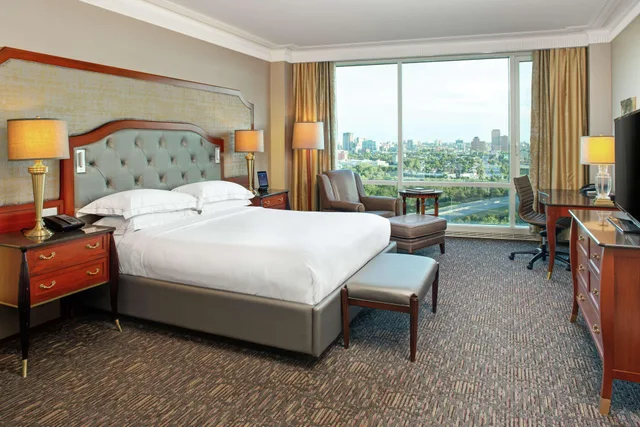Room, King Bed, Lake View, Executive Level, Accessible، Hilton Lac Leamy 1/5