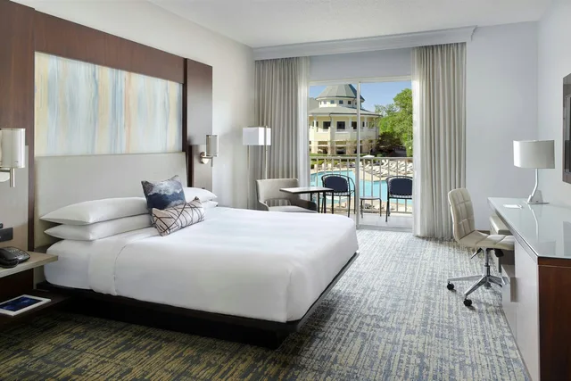 غرفة بسرير كينج بإطلالة على المسبح، Atlanta Evergreen Lakeside Resort 5/6