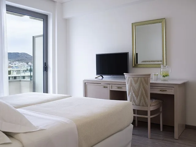 غرفة كلاسيكية بسريرين منفصلين بإطلالة جزئية على البحر، Amarilia Hotel 2/3