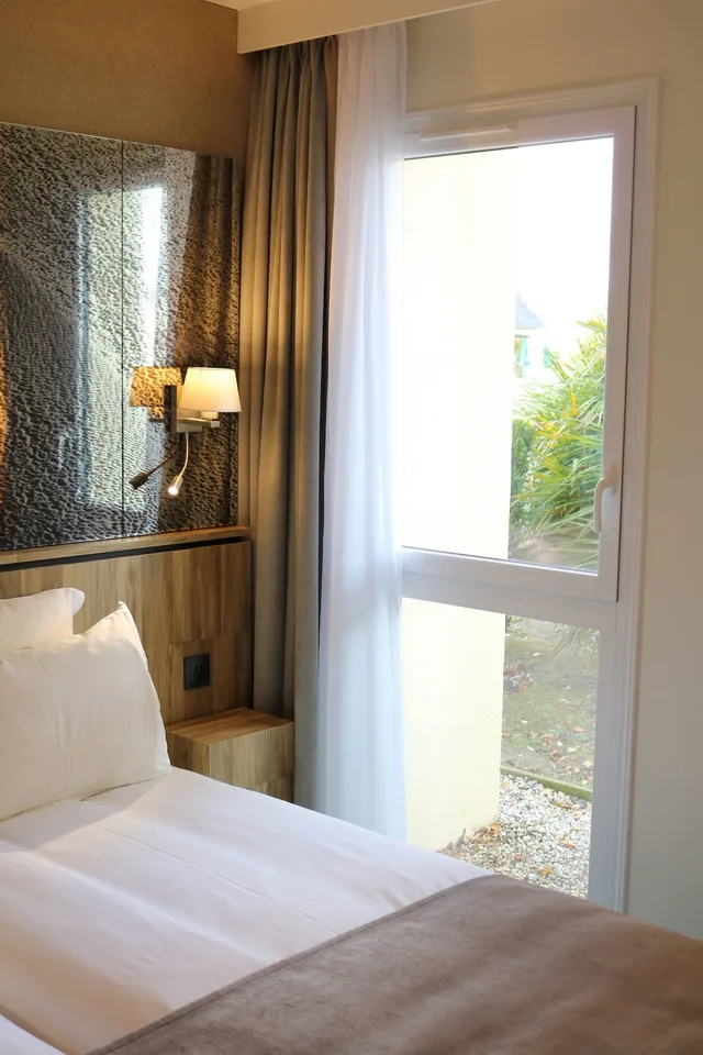 غرفة بسريرين منفصلين بإطلالة على الحديقة، Le Saint Aubert Hotel 4/6