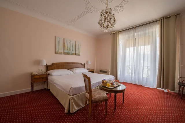 غرفة ديلوكس بسرير كوين بإطلالة على البحيرة بشرفة، Eden Palace Au Lac 4/8