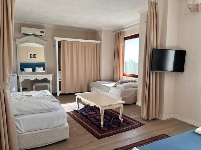 غرفة عائلية رباعية بسرير كينج وسريرين منفصلين، Aeneas Hotel 4/8