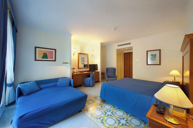 غرفة عائلية بسريرين منفصلين بشرفة مع أريكة، Hotel Continental Sorrento 2/4