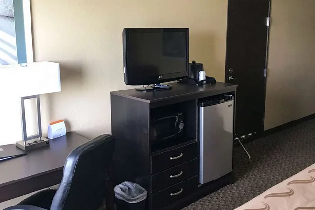 غرفة بسرير كينج، Quality Inn & Suites Mendota near I-39 1/1