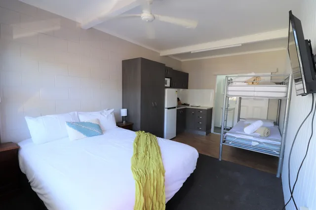استوديو بسرير كوين وسرير بطابقين بغرفة نوم واحدة بحمام خاص، Nobby Beach Holiday Village 1/3