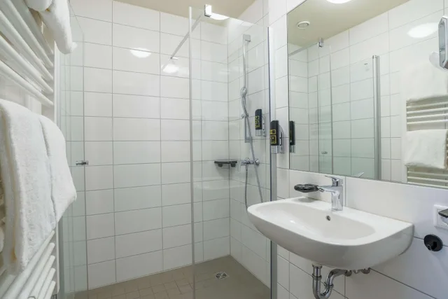 غرفة قياسية ثلاثية، Ramada Encore by Wyndham Munich Messe 4/4