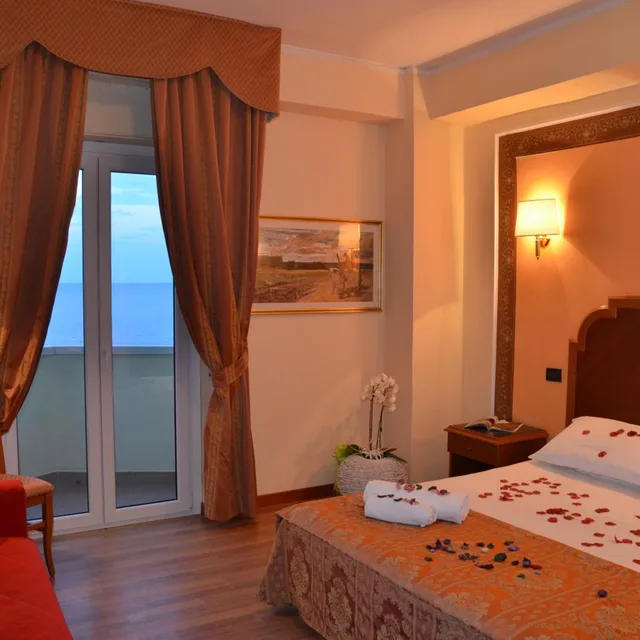 Standard, Double Bed, Grand Hotel Montesilvano 2/8