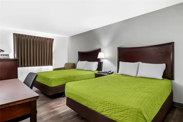 غرفة بسريرين كوين، Econo Lodge Inn & Suites Auburn, MI 3/6
