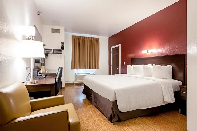 Deluxe, Single, King Bed, Seasons Inn Traverse City 2/4