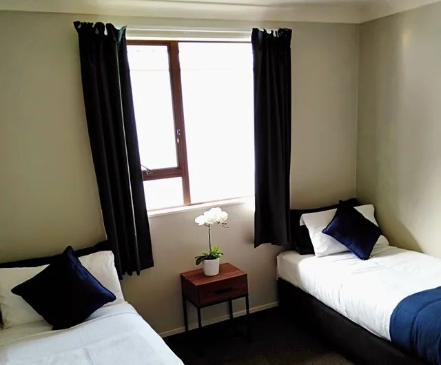 غرفة بسرير كوين وسريرين منفصلين بغرفة نوم واحدة، Albatross Motel 5/10