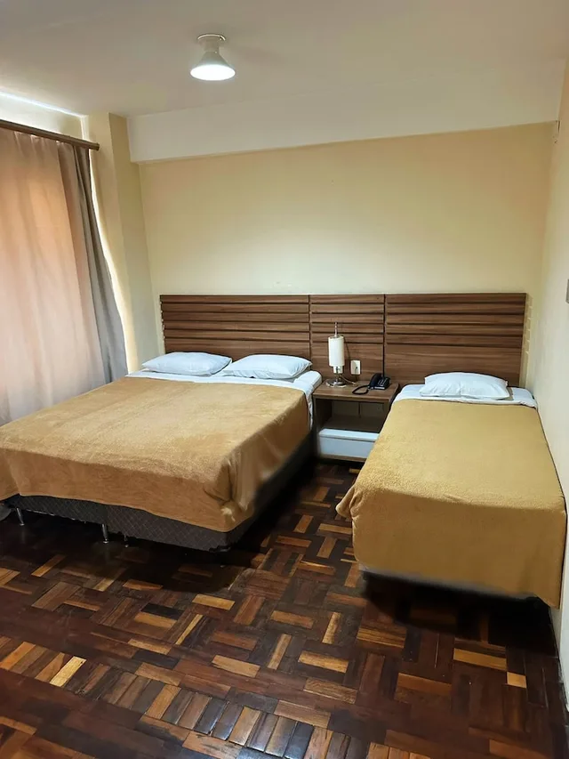 غرفة عائلية بسرير مزدوج وسريرين منفصلين، Umbu Hotel 1/2