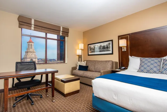غرفة بسرير كينج مع أريكة، New Haven Hotel 4/9