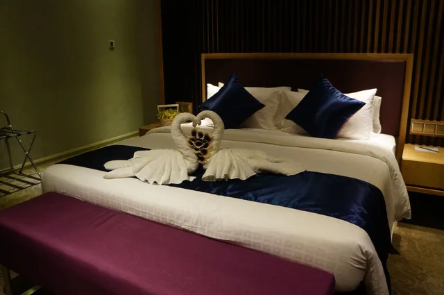 Green, Suite, King Bed، Greens Hotel And Suites 2/7