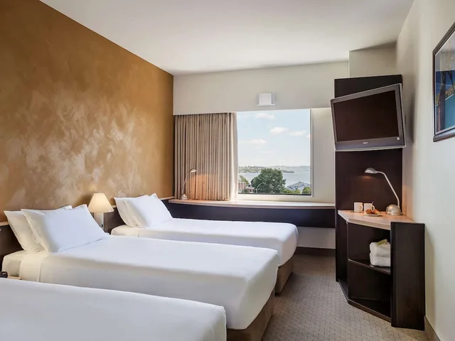 غرفة بسريرين مزدوجين بإطلالة على البحيرة، IBIS ROTORUA 1/10