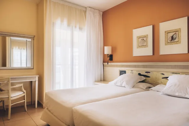 جناح عائلي بسريرين مزدوجين مع أريكة، Iberostar Waves Gaviotas Park 2/10