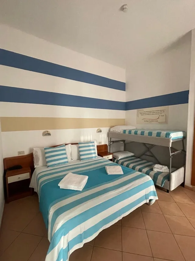 غرفة رباعية بسرير كوين وسرير بطابقين، Hotel Villa Caterina 4/10