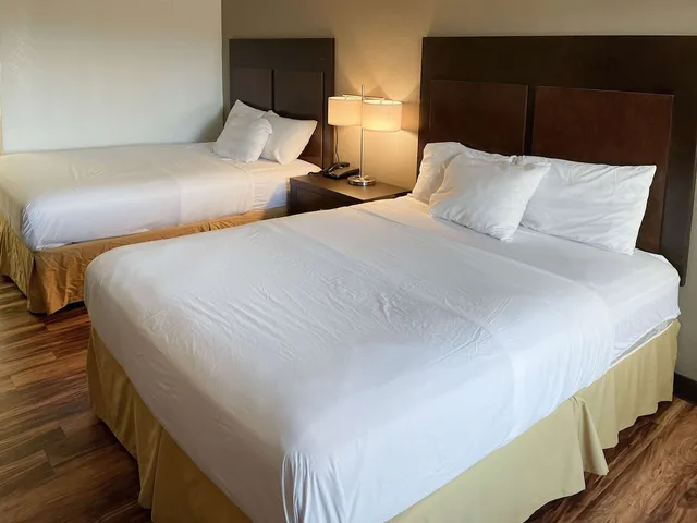 غرفة قياسية بسريرين كوين للمدخنين، Motel6 Fancy Gap, VA 1/6
