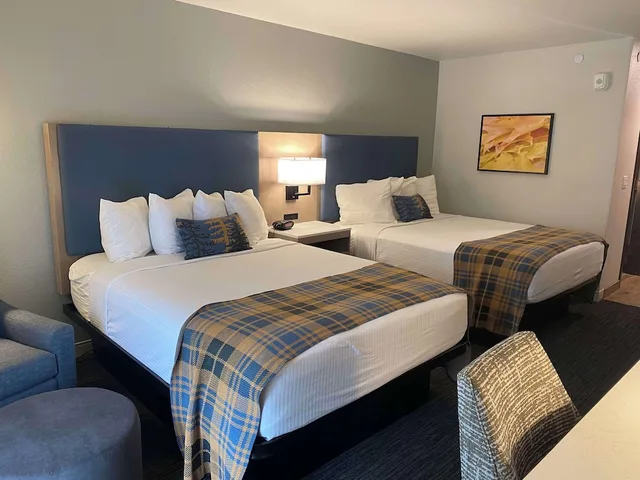 غرفة قياسية بسريرين كوين بإطلالة على البحيرة بشرفة، Best Western Lake Lucille Inn 4/7