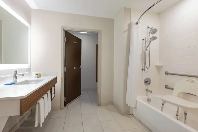 غرفة قياسية بسريرين مزدوجين لذوي الإعاقة، Holiday Inn Express Hotel Suites Opelika Auburn 5/6