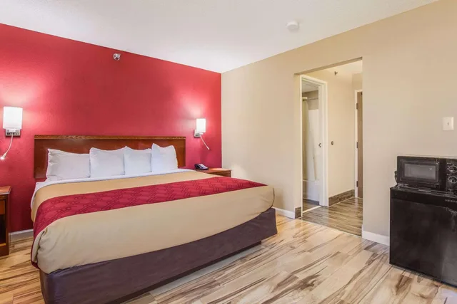 جناح بسرير كينج بجاكوزي، Econo Lodge Shelbyville KY 3/7