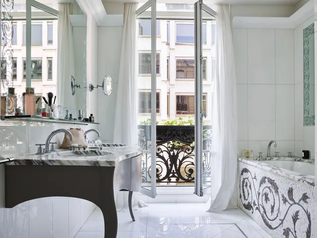 Eiffel, Couture, Suite، Hotel Plaza Athenee 3/3
