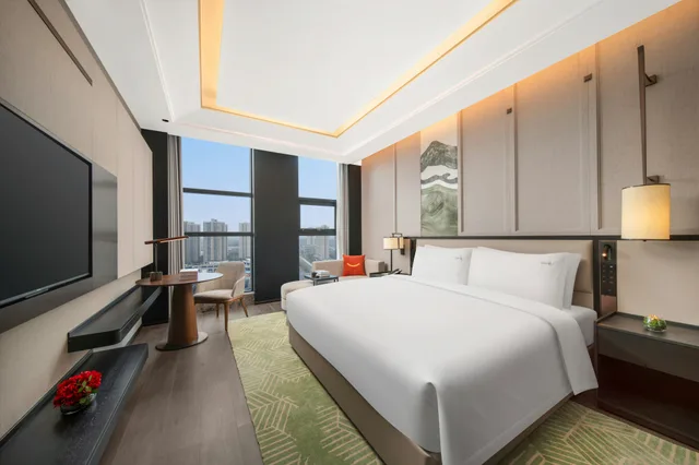 غرفة قياسية بسرير كينج في طابق مرتفع، Holiday Inn Chongqing Shuangfu 1/2