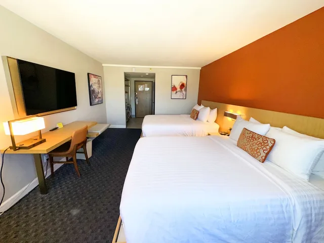 Room, 2 Queen Beds, Lincoln Hotel Monterey Park Los Angeles 5/10