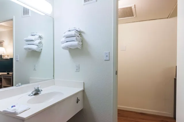 Deluxe, 2 Double Beds, Motel6 Green River, UT 5/6