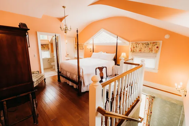Signature, Suite, Queen Bed, Two Story, Jetted Tub، The Rochester Inn, A Historic Hotel 5/10