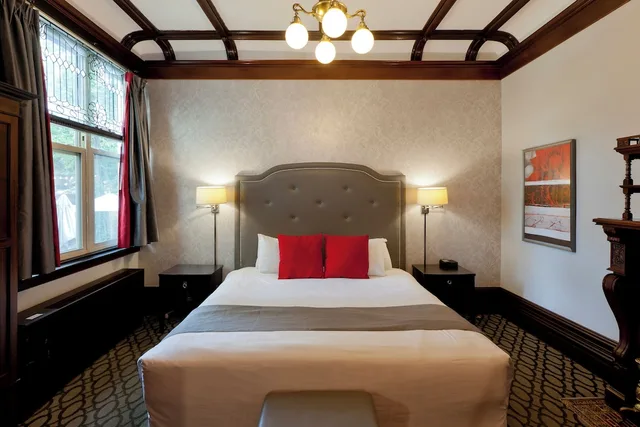 Suite, King Bed, Sofa, Living Area, Idlewyld Inn & Spa, WorldHotels Crafted 2/4
