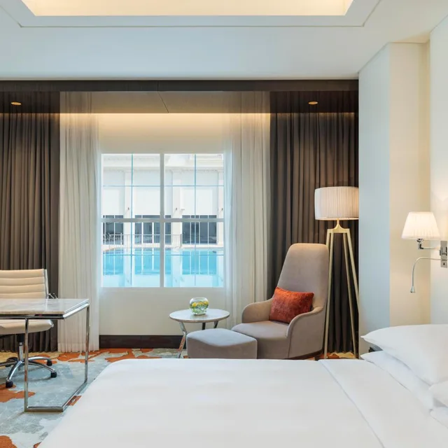 غرفة تنفيذية بإطلالة على المسبح مع دخول الصالة، RADISSON BLU HOTEL AJMAN 4/7