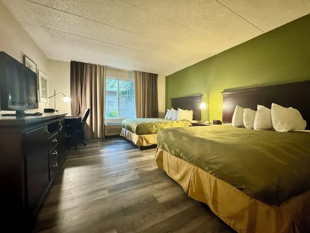 غرفة قياسية بسريرين كوين، Quality Inn & Suites Alexandria MN 2/4