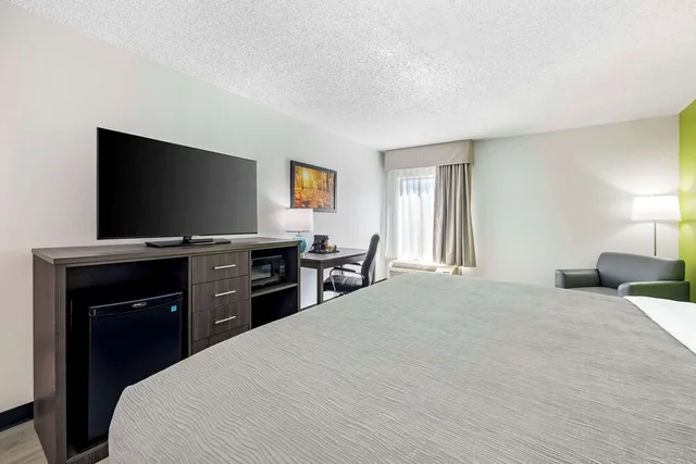 غرفة بسرير كينج لذوي الإعاقة، Quality Inn Clarksville 4/6