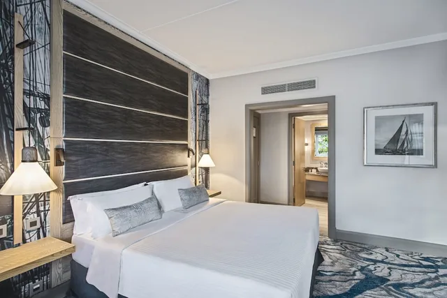 غرفة كلاسيكية بسرير كينج، Le Suffren Hotel and Marina 2/5