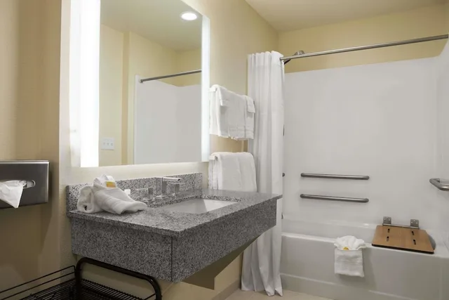 جناح استوديو بسريرين كوين لذوي الإعاقة، Days Inn And Suites Belmont 5/6