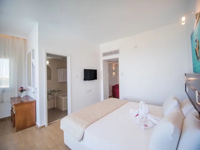 جناح بسريرين منفصلين بإطلالة على البحر مع أريكة، Avlida Hotel 1/3